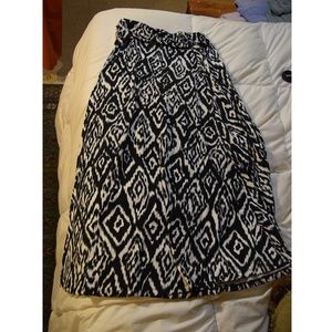💐SALE💐 BLACK AND WHITE MAXI SKIRT WITH BELT